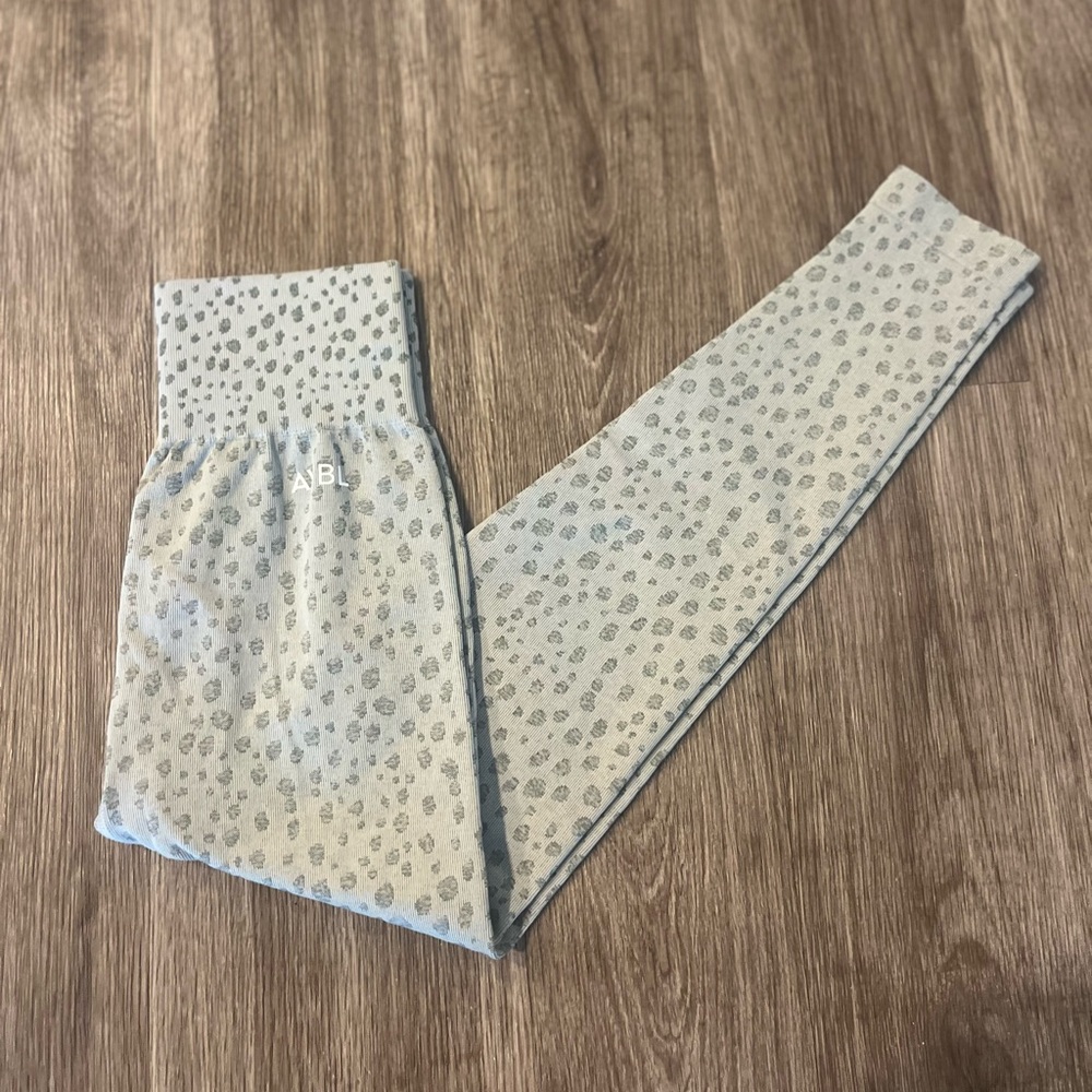 AYBL | Evolve Speckle Seamless Scrunch Butt Leggings - XS Light Gray